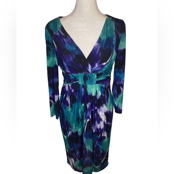 Jones New York Dresses & Skirts - Jones New York Knee Length V-neck  Dress